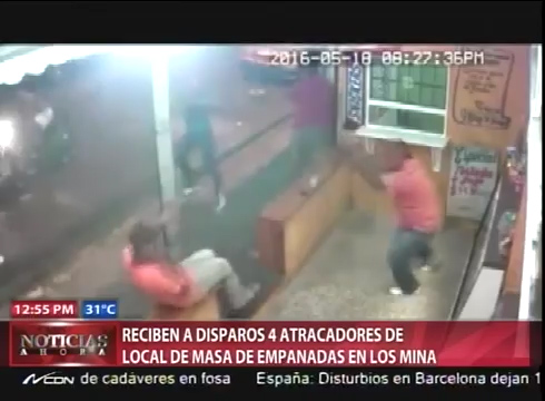 Captado En Cámara: Reciben A Disparos 4 Atracadores De Local De Masa De Empanadas En Los Mina