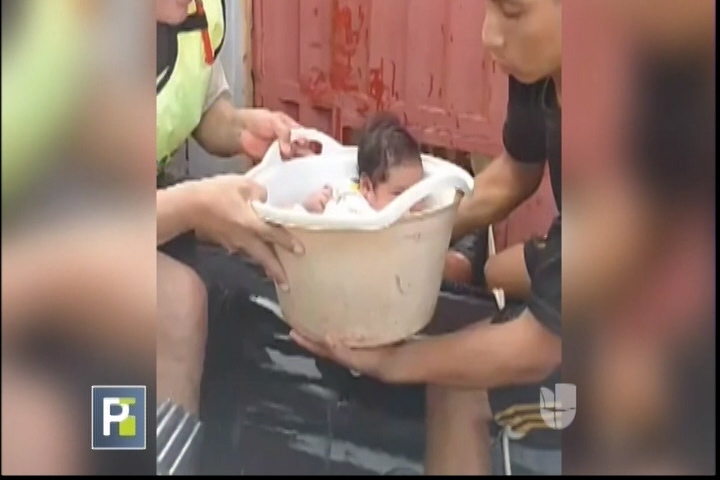 Las Sorprendentes Imágenes De Una Bebé Que Estaba Flotando En Una Tina Durante Inundación En Perú