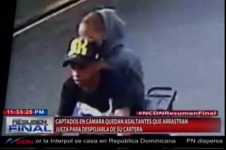 Dos Motoristas Arrastran A Jueza Durante Asalto