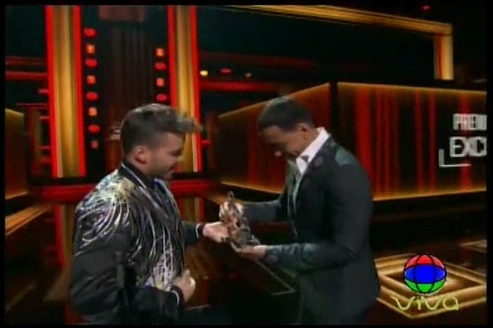 Prince Royce Entrega A Romeo Santos El Premio A La Excelencia #PremioLoNuestro