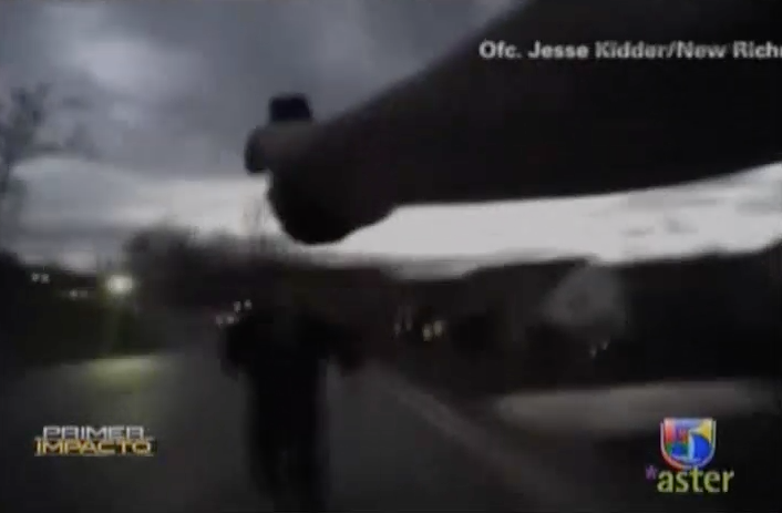 Captado En Video Policía Evita Disparar Contra Asesino Mientras Este Lo Provocaba #Video