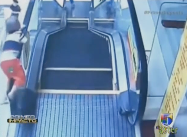 Niño Se Cae De Un Segundo Piso Al Jugar En Las Escaleras Automáticas #Video