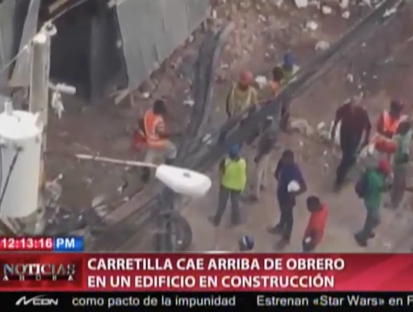 Carretilla Cae Arriba De Obrero En Un Edificio En Construcción #Video