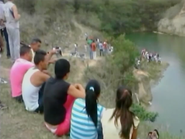 Hombre Se Ahoga En Una Laguna Y Las Autoridades No Han Tomado Acciones Para Sacarlo Del Agua #Video