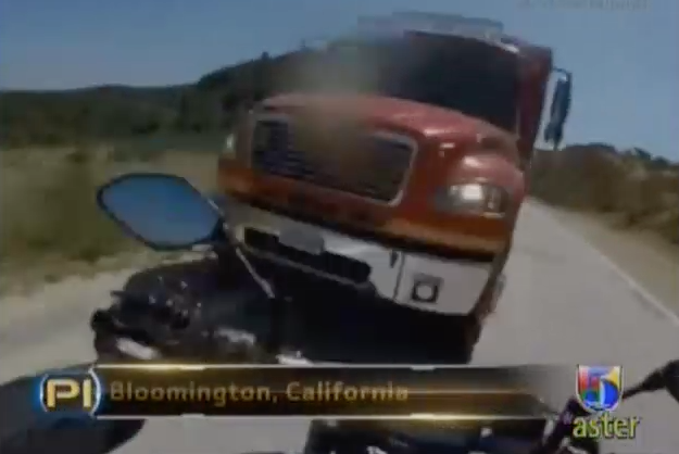 Captado En Video Motociclista Impacta A Gran Velocidad Un Camion De Bomberos #Video