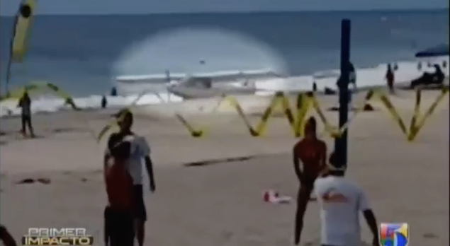 Captado En Video: Avioneta Aterriza En La Playa Y Impacta A Un Niño