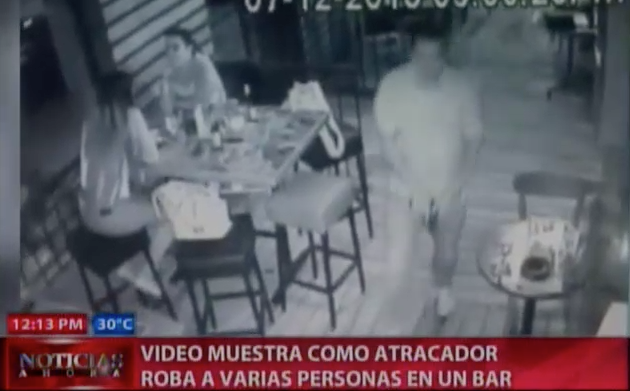 Captado En Video: Cómo Ladrón Roba A Varias Mujeres En Un Bar De Santo Domingo