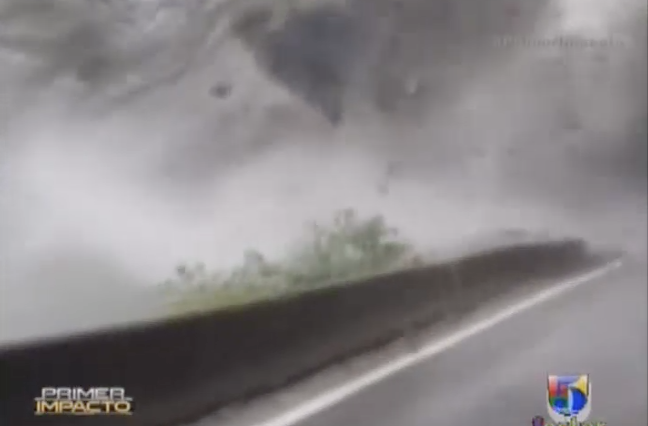 Captado En Video: Montaña Se Viene Abajo Y Destruye Una Carretera