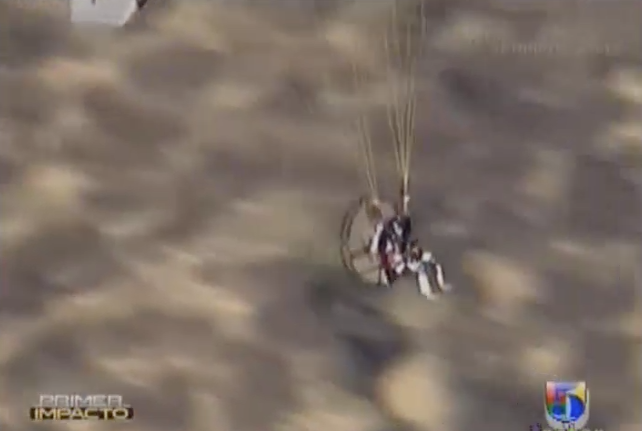 Paracaidista Sufre El Susto De Su Vida Al Ser Interceptado Por Un Helicóptero De La Policía