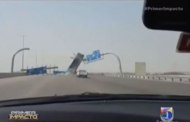 Captado En Video Camión Impacta Un Letrero En Una Autopista #Video