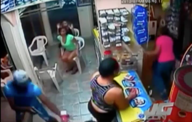 Captado En Video: Ladrón Atraca A Todo El Que Estaba En ‘Chateo’ En Un Colmado