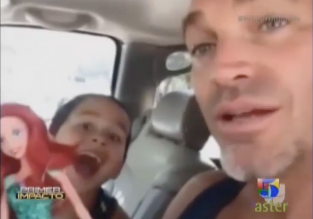 El Video De Un Padre Orgulloso De Que Su Hijo Haya Querido Jugar Con Muñecas, Se Vuelve Viral #Video