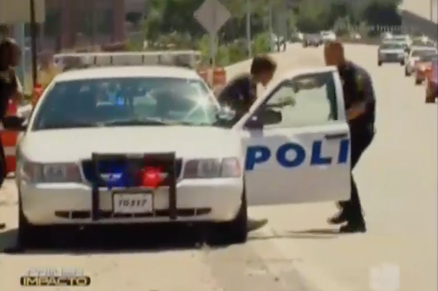 Captado En Video: Joven Intenta Robarse Una Patrulla De La Policía