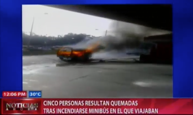 5 Personas Resultan Quemadas Tras Incendiarse Minibús En El Que Viajaban #Video