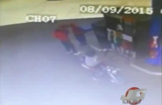 Captado En Video Como Ladrones Atracan Bomberos En Una Estación De Gasolina #Video