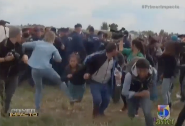 Captado En Video Como Reportera Golpea A Varios Refugiados Que Huían De Las Autoridades #Video