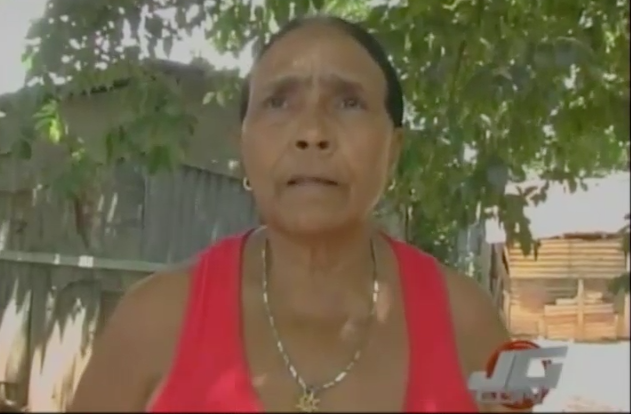 Madre De Uno De Los Policías Captado Tomando Luego De Realizar Un Embargo Ilegal Defiende A Su Hijo #Video