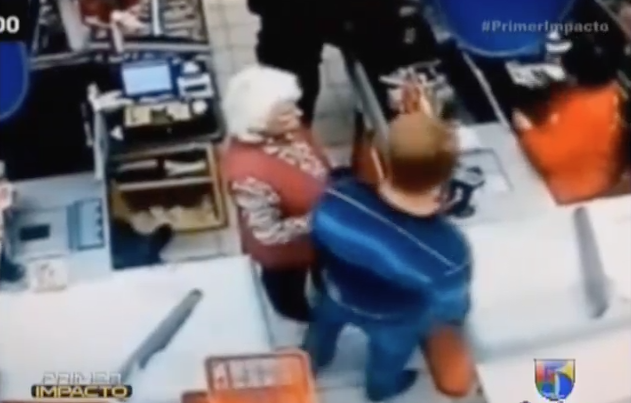 Hombre Golpea Y Deja Inconsciente A Una Anciana En Un Supermercado De Rusia #Video