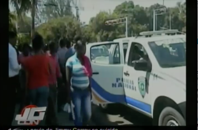 Policías Llegan A Un Cumpleaños Tirando Tiros Y Se Llevan A Todo El Mundo Preso #Video