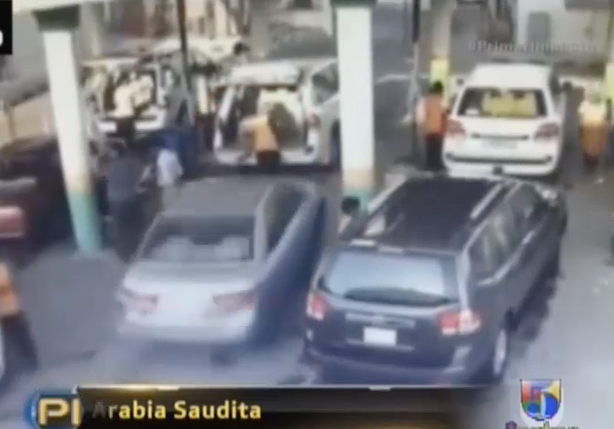 Captado En Video: Auto Impacta Un Hombre Por La Espalda #Video