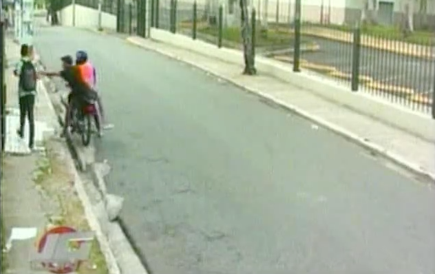 Captado En Video Como Atracan Joven Detrás De Megacentro
