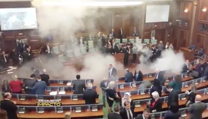 Legisladores Lanzan Bombas Lacrimógenas En La Sede Del Parlamento De Kosovo #Video