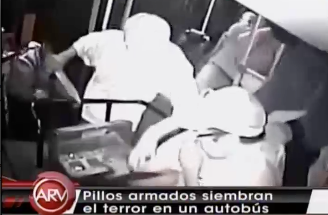 Captado En Video El Atraco Con Machete En Mano A Un Autobús #Video