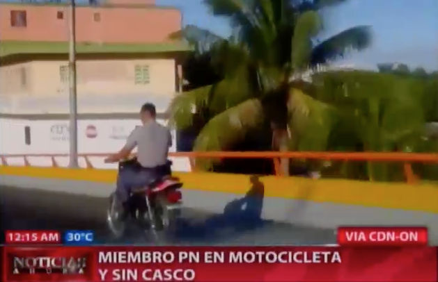 Policia Manejando Motocicleta Y Sin Casco #Video