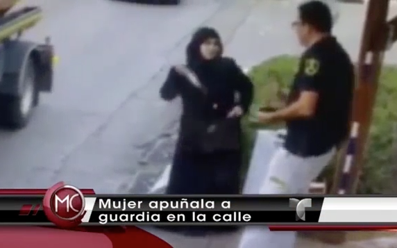 Captado En Video Mujer Apuñala A Guardia En La Calle #Video