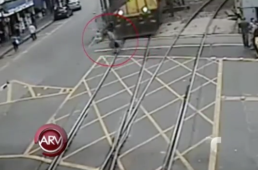 Anciano Se Salva De Ser Atropellado Por Un Tren #Video