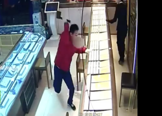 Captado En Video Ladrón Entra A Robar Joyería Con Un Hacha Pero Todo Le Salió Mal #Video