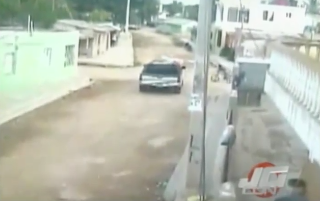 Captado En Video Niño Es Atropellado Por Una Camioneta En Su Bicicleta #Video