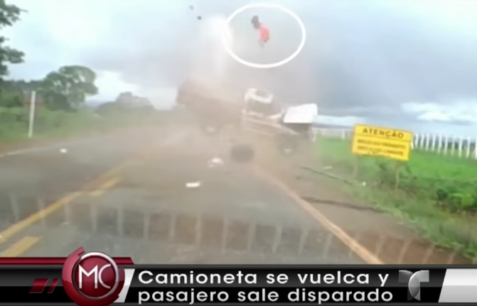 Camioneta Fuera De Control Da Varias Vueltas Y Hombre Sale Disparado Por Los Aires En Brasil #Video