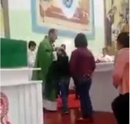 Captado En Video: Sacerdote Golpea A Niños En Iglesia #Video