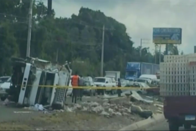 Accidente Autopista Duarte Con Camión Full De Carne De Cerdo Y Moradores Se La Empezaron A Llevar #Video