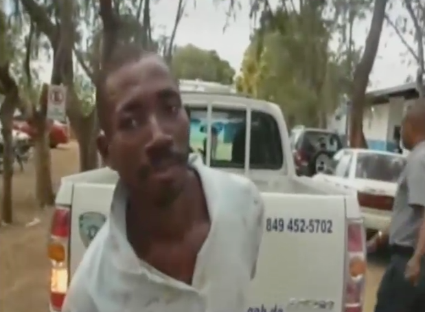 Haitiano Con Sacacorcho En Mano Agrede A Varios Policias Y Un Limpiabota #Video