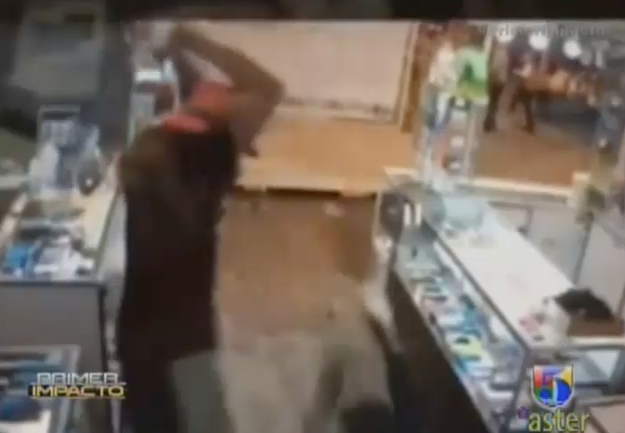 Hombre Llega Con Espada En Mano Y Le Cae Arriba A Todo El Mundo En Varias Tiendas #Video