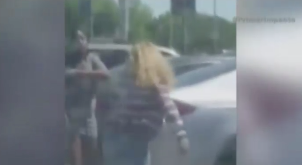 En Video: Mujeres Se Halan Las Greñas Por Un Parqueo