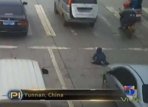 Niño Cae De Auto En Marcha