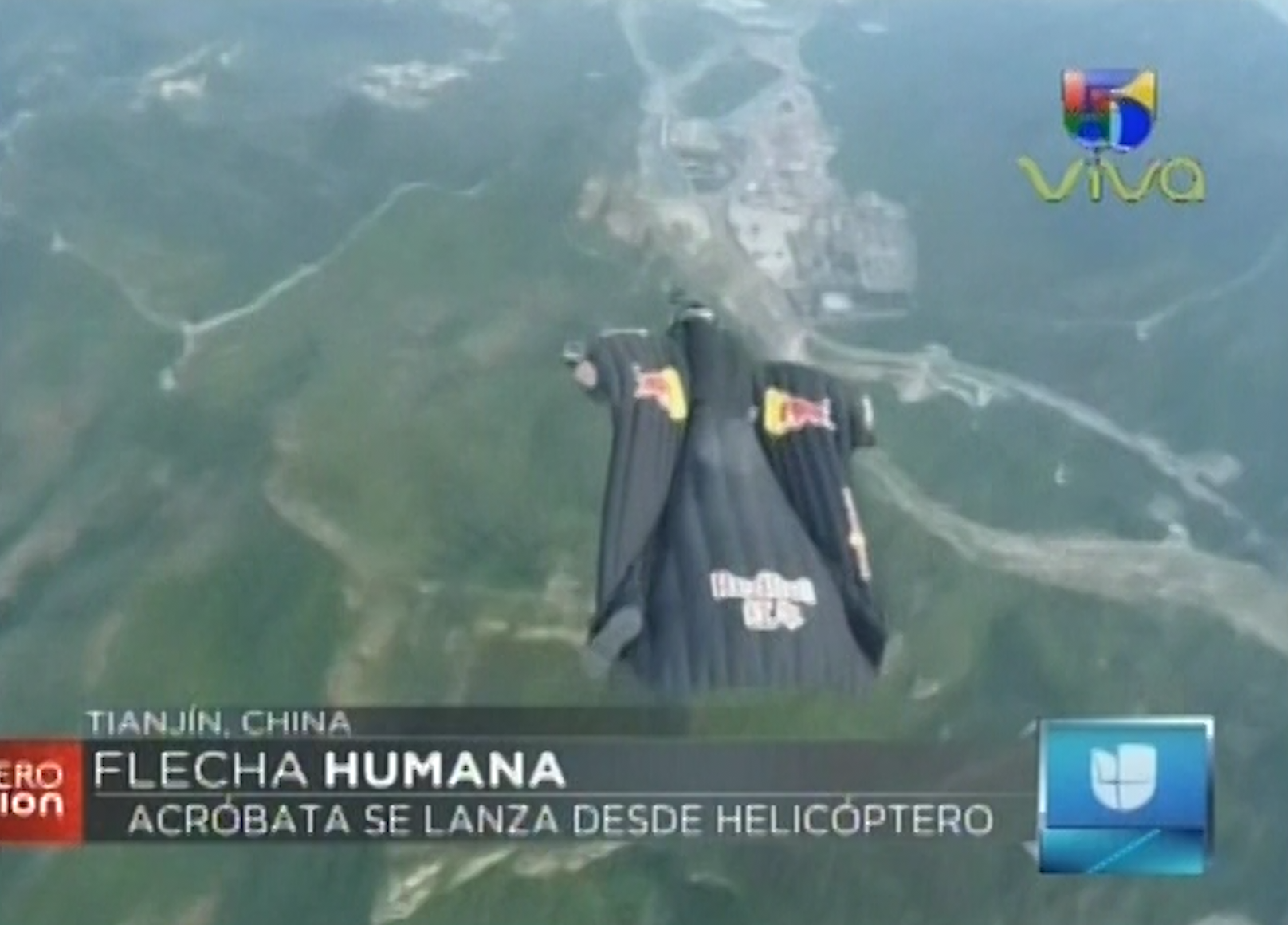 La Flecha Humana. Acróbata Se Lanza Desde Helicóptero Sobre La Muralla China
