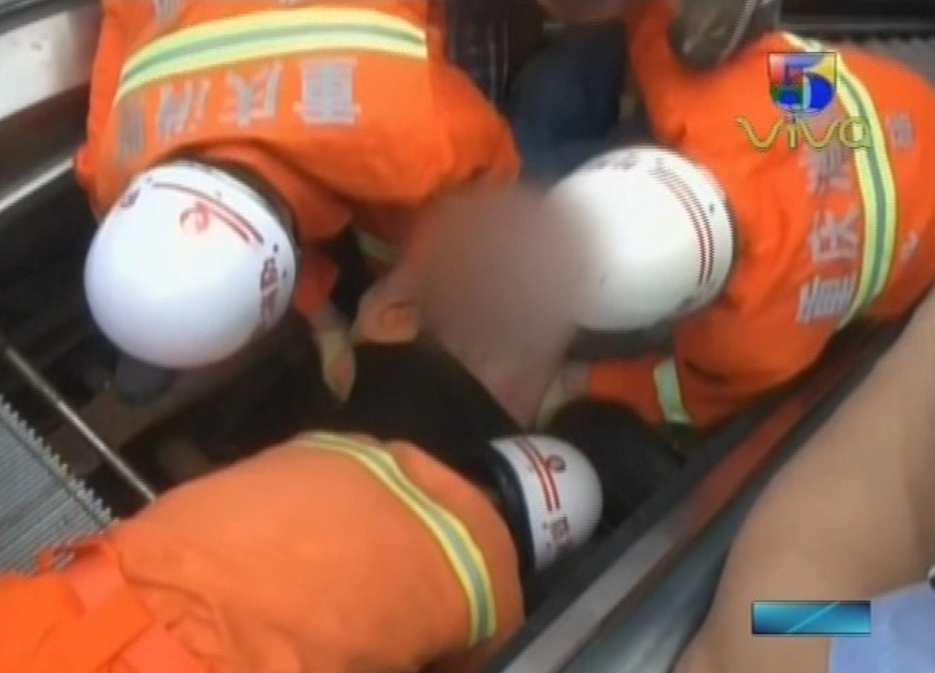 Mira Como Rescatan A Este Hombre Que Fue Tragado Por Una Escalera Mecánica.