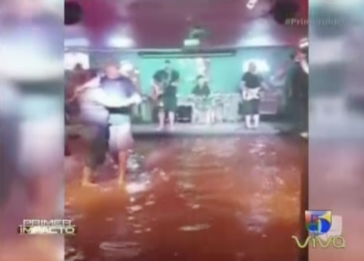 Este Bar Se Inundó De Agua Y Aun Así Los Clientes Fueron A Bailar