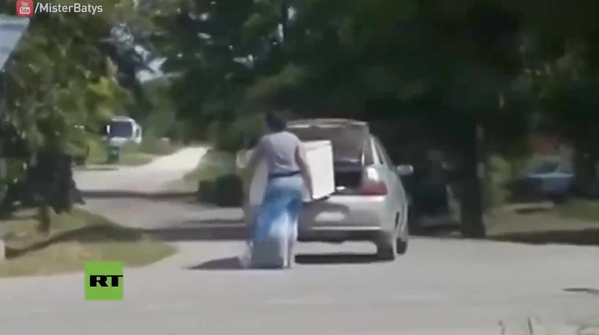 Mujer En China Se Viraliza Por Transportar Nevera A Pie Tras Su Auto