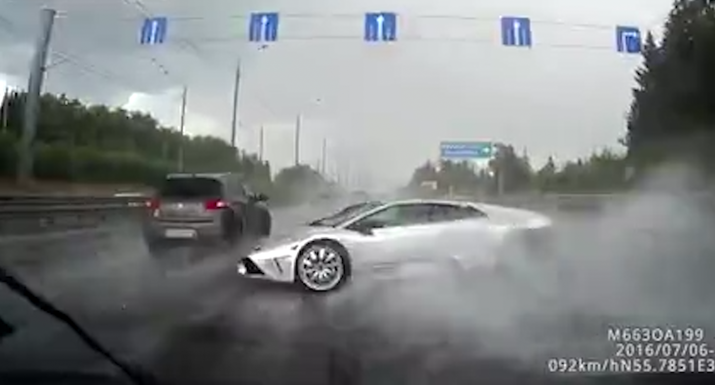 Lamborghini Impacta Vehículo Y Vuelca Violentamente