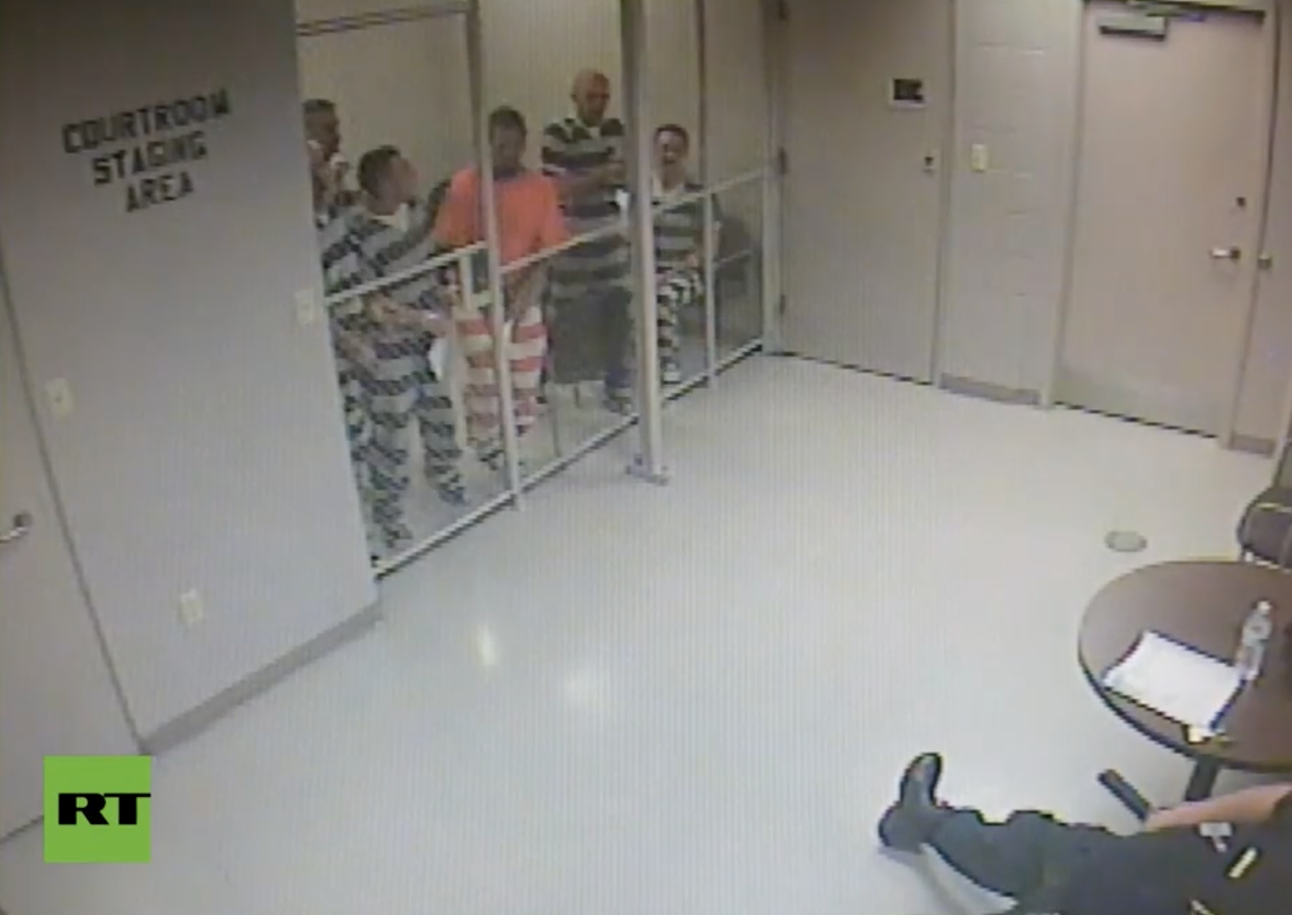 Reos Salvan A Guardia En Texas