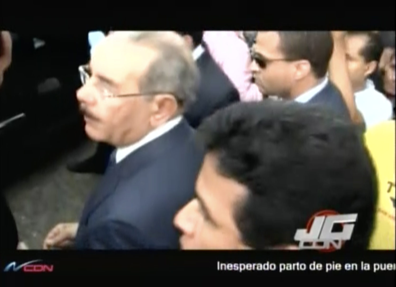 Danilo Medina Y Funcionarios Visitan A Las Víctimas Del Incendio En La Yaguita Del Ejido En Santiago