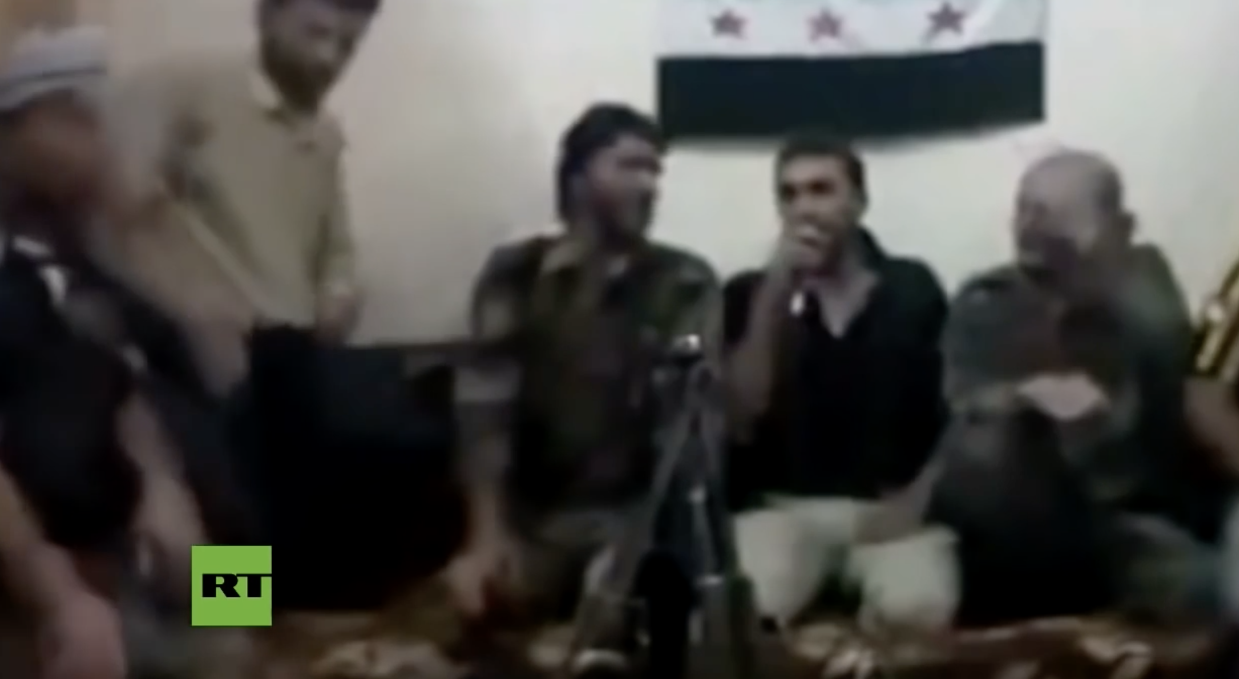 Karaoke Extremo. Mira Como Estos Terroristas Explotan Por Accidente Una Bomba Al Activar Un Celular