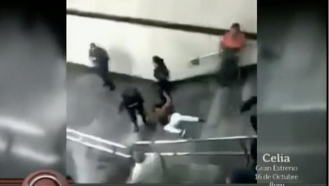 Policías Arrastran A Una Mujer Por Las Escaleras