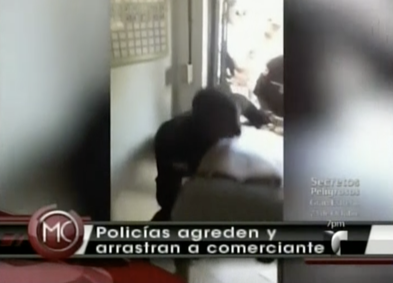 Insólito. Difunden Video De Policías De Puerto Plata Le Dan Una Golpiza A Comerciante