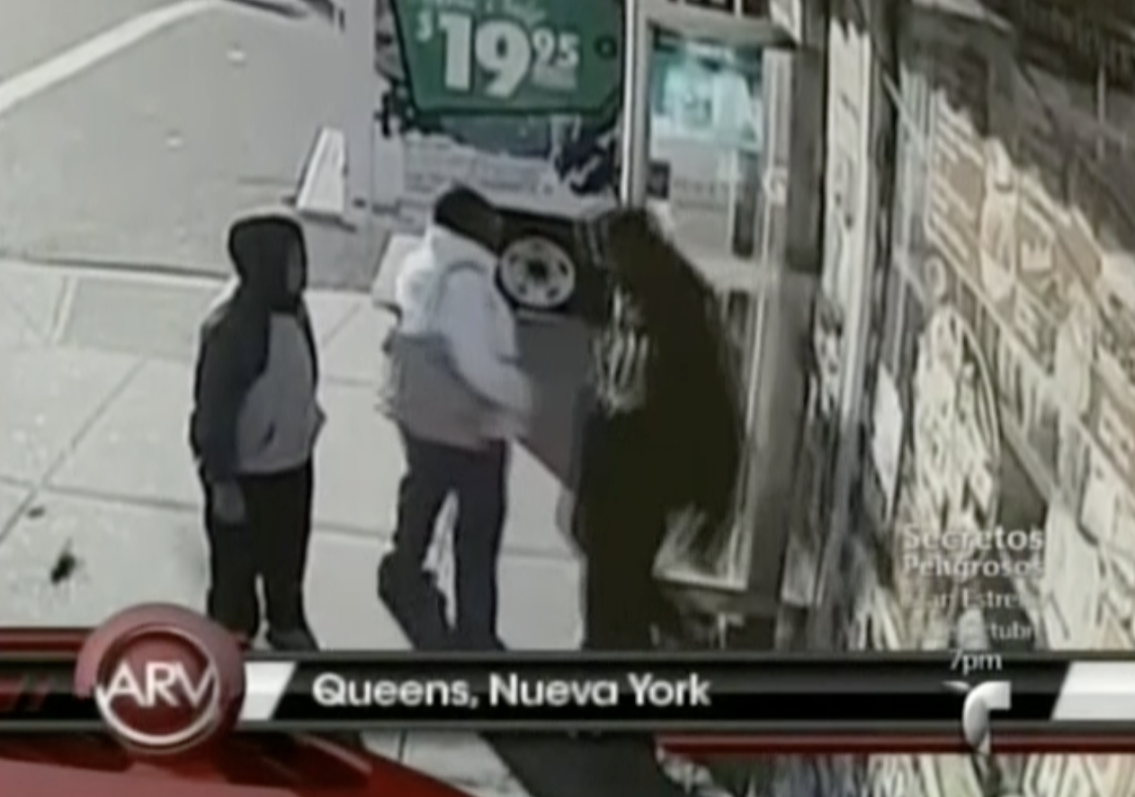 Video Impactante. Un Borracho Golpea A Mujer De 69 Años Al Salir De Una Tienda